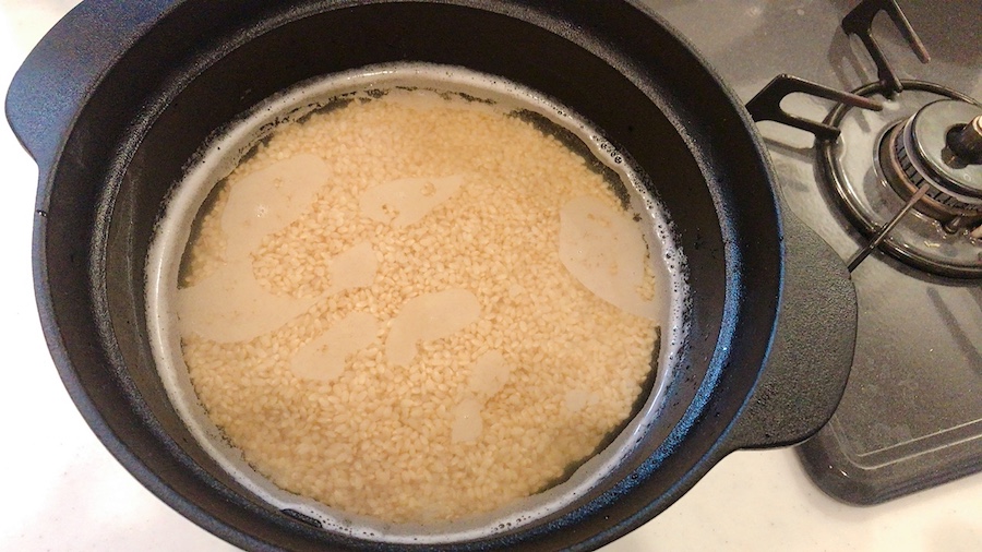 炊飯１：鉄鍋に発芽玄米と水を入れます